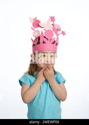 Papier papier de papier couronnes fille en couronne de fleur Banque D'Images