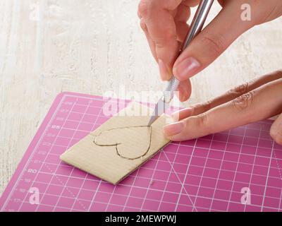 Papuraft. Papier de bricolage gaufrage étape 1. Découpez la forme dans du carton Banque D'Images