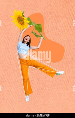 Œuvre créative collage minimal photo de jeune femme drôle jump danse tenir la danse de tournesol PMS isolé beige peint fond Banque D'Images