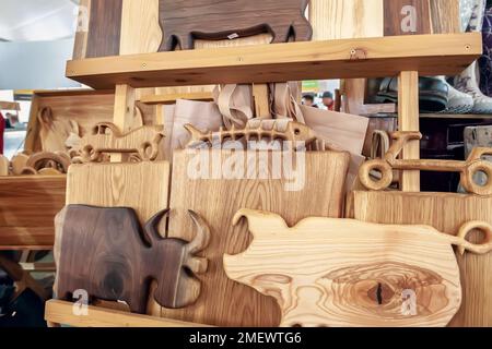 Artisanat en bois à la foire d'art populaire. Planches à découper de différents types de bois dans l'assortiment Banque D'Images