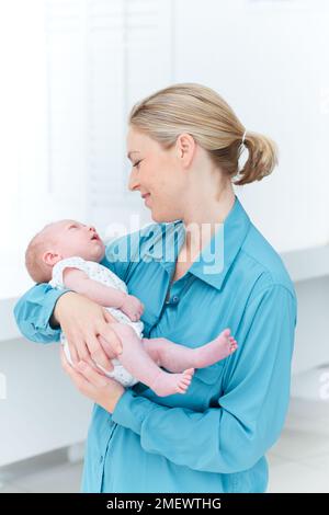 Mère bébé réconfortant Banque D'Images