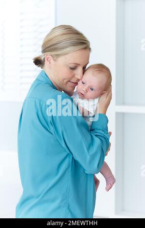 Mère bébé réconfortant Banque D'Images