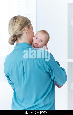 Mère bébé réconfortant Banque D'Images