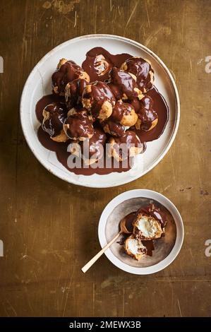 Profiteroles au chocolat avec crème Chantilly Banque D'Images