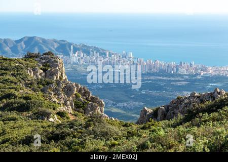 Vue sur la ville de Benidorm depuis Ponotx / Ponoig montagne alicante, Espagne Banque D'Images