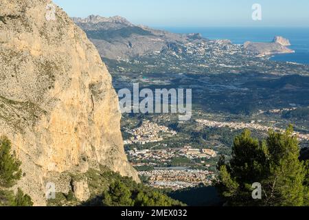 En regardant vers le village de Polop depuis la montagne Ponoig, « le lion » Banque D'Images