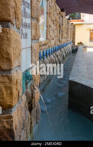 Quelques-uns des 221 tuyaux de la Fuente de los Chorros (Fontaine des Jets), situé sur la Plaza de los Chorros (place des Jets) Polop de la Marina Banque D'Images