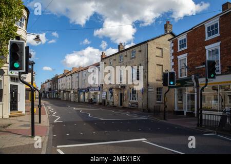 Une vue sur la rue haute dans le centre-ville de Market Rasen. Banque D'Images