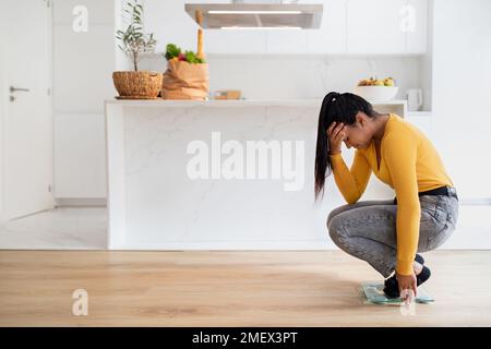 Triste femme afro-américaine millénaire en pleurs occasionnels sur les balances, souffrant de poids excessif Banque D'Images