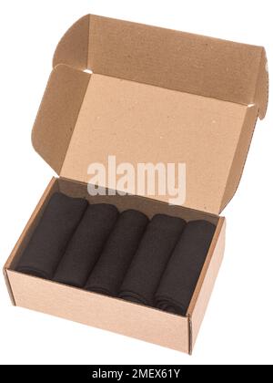 Ouvrez la boîte postale ondulée pliable avec 5 paires de chaussettes noires isolées sur fond blanc Banque D'Images