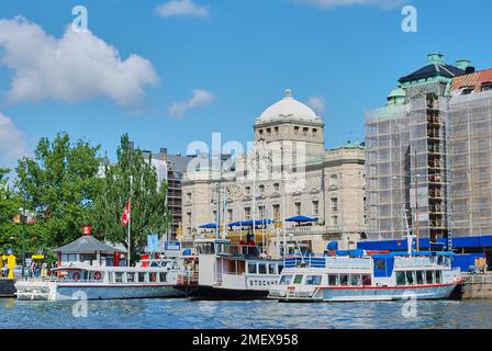 Stockholm, Suède - 06 21 2009: Paysage urbain de la capitale suédoise Stockholm avec des voies d'eau du port sur la côte de la mer baltique Banque D'Images