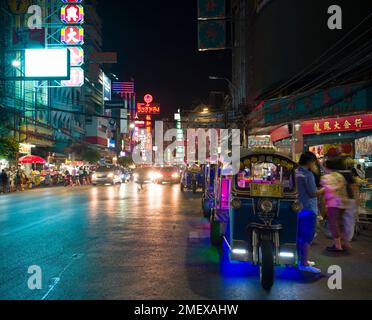 Bangkok, Thaïlande - 10 décembre 2022. Soirée à Chinatown, Yaowarat. Célèbre restaurant de rue à Bangkok. Lieu de divertissement pour les voyageurs de nuit. Banque D'Images