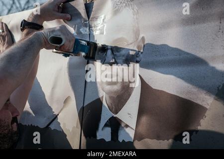 Modiin, Israël. 24th janvier 2023. Les militants manifestent à l'extérieur du domicile du ministre de la Justice, Yariv Levin (représenté dans la bannière), contre la proposition de loi visant à réformer le système judiciaire donnant au gouvernement de Netanyahou une voie pour outrepasser les décisions de justice. Crédit : NIR Amon/Alamy Live News Banque D'Images