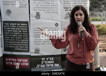 Modiin, Israël. 24th janvier 2023. Naama Lazimi (Travailliste), membre de la Knesset, se joint aux militants manifestant à l'extérieur du domicile du ministre de la Justice Levin contre un projet de loi visant à réformer le système judiciaire, donnant au gouvernement de Netanyahou la voie de passer outre aux décisions de justice. Crédit : NIR Amon/Alamy Live News Banque D'Images