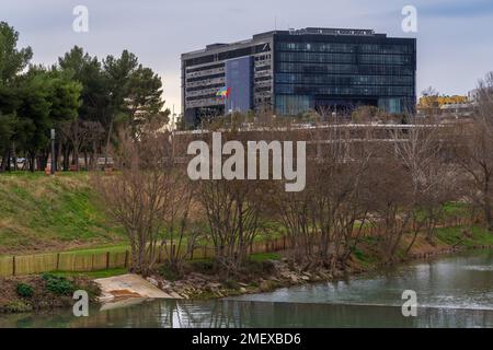 Montpellier, France - 01 19 2023 : vue paysage de l'Hôtel de ville ou de l'Hôtel de ville Architecture moderne de Jean nouvel sur les rives du Lez Banque D'Images