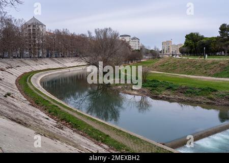 Montpellier, France - 01 19 2023 : vue paysage sur la rivière Lez avec l'Hôtel de région ou la salle provinciale en arrière-plan Banque D'Images