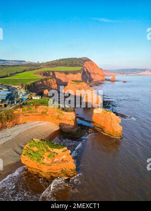 Ladram Bay, Otterton, Royaume-Uni. 24th janvier 2023. Météo Royaume-Uni. Vue de l'air des cheminées de mer et des falaises de grès rouge à Ladram Bay à Otterton près de Sidmouth à Devon, un après-midi ensoleillé et froid. Crédit photo : Graham Hunt/Alamy Live News Banque D'Images