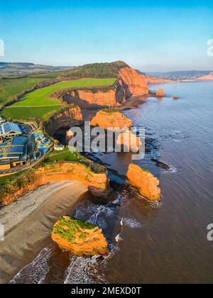 Ladram Bay, Otterton, Royaume-Uni. 24th janvier 2023. Météo Royaume-Uni. Vue de l'air des cheminées de mer et des falaises de grès rouge à Ladram Bay à Otterton près de Sidmouth à Devon, un après-midi ensoleillé et froid. Crédit photo : Graham Hunt/Alamy Live News Banque D'Images