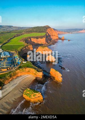 Ladram Bay, Otterton, Royaume-Uni. 24th janvier 2023. Météo Royaume-Uni. Vue de l'air des cheminées de mer et des falaises de grès rouge à Ladram Bay à Otterton près de Sidmouth à Devon, un après-midi ensoleillé et froid. Crédit photo : Graham Hunt/Alamy Live News Banque D'Images