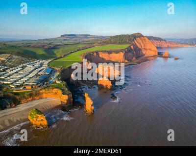 Ladram Bay, Otterton, Royaume-Uni. 24th janvier 2023. Météo Royaume-Uni. Vue de l'air des cheminées de mer et des falaises de grès rouge à Ladram Bay à Otterton près de Sidmouth à Devon, un après-midi ensoleillé et froid. Crédit photo : Graham Hunt/Alamy Live News Banque D'Images