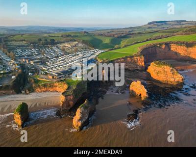 Ladram Bay, Otterton, Royaume-Uni. 24th janvier 2023. Météo Royaume-Uni. Vue de l'air des cheminées de mer et des falaises de grès rouge à Ladram Bay à Otterton près de Sidmouth à Devon, un après-midi ensoleillé et froid. Crédit photo : Graham Hunt/Alamy Live News Banque D'Images