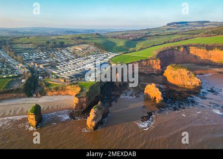 Ladram Bay, Otterton, Royaume-Uni. 24th janvier 2023. Météo Royaume-Uni. Vue de l'air des cheminées de mer et des falaises de grès rouge à Ladram Bay à Otterton près de Sidmouth à Devon, un après-midi ensoleillé et froid. Crédit photo : Graham Hunt/Alamy Live News Banque D'Images