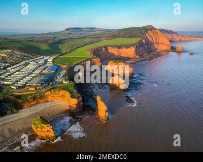 Ladram Bay, Otterton, Royaume-Uni. 24th janvier 2023. Météo Royaume-Uni. Vue de l'air des cheminées de mer et des falaises de grès rouge à Ladram Bay à Otterton près de Sidmouth à Devon, un après-midi ensoleillé et froid. Crédit photo : Graham Hunt/Alamy Live News Banque D'Images