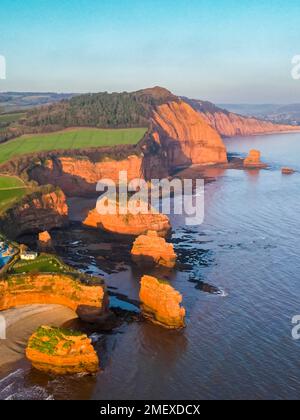 Ladram Bay, Otterton, Royaume-Uni. 24th janvier 2023. Météo Royaume-Uni. Vue de l'air des cheminées de mer et des falaises de grès rouge à Ladram Bay à Otterton près de Sidmouth à Devon, un après-midi ensoleillé et froid. Crédit photo : Graham Hunt/Alamy Live News Banque D'Images