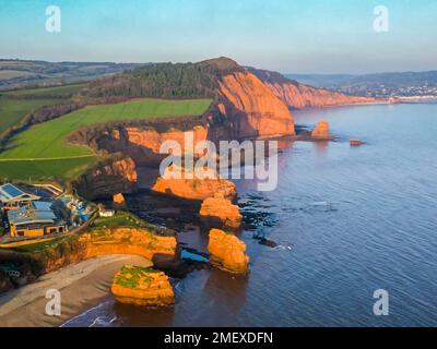 Ladram Bay, Otterton, Royaume-Uni. 24th janvier 2023. Météo Royaume-Uni. Vue de l'air des cheminées de mer et des falaises de grès rouge à Ladram Bay à Otterton près de Sidmouth à Devon, un après-midi ensoleillé et froid. Crédit photo : Graham Hunt/Alamy Live News Banque D'Images