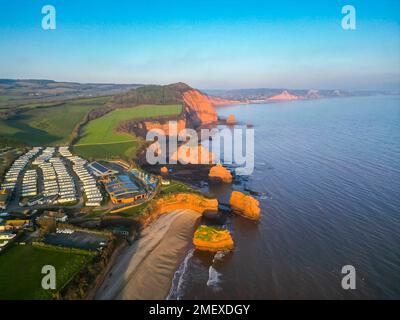 Ladram Bay, Otterton, Royaume-Uni. 24th janvier 2023. Météo Royaume-Uni. Vue de l'air des cheminées de mer et des falaises de grès rouge à Ladram Bay à Otterton près de Sidmouth à Devon, un après-midi ensoleillé et froid. Crédit photo : Graham Hunt/Alamy Live News Banque D'Images