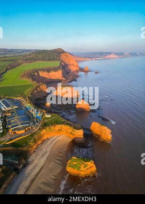 Ladram Bay, Otterton, Royaume-Uni. 24th janvier 2023. Météo Royaume-Uni. Vue de l'air des cheminées de mer et des falaises de grès rouge à Ladram Bay à Otterton près de Sidmouth à Devon, un après-midi ensoleillé et froid. Crédit photo : Graham Hunt/Alamy Live News Banque D'Images