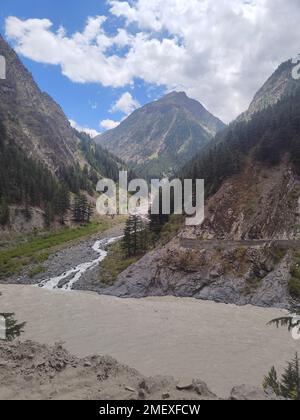 Himachal, Inde - 11 juillet 2022 : magnifique paysage de chaîne himalayenne, montagnes en Inde, nature photo Banque D'Images