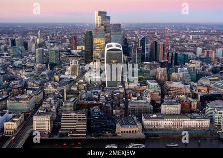 Vue sur la ville de Londres au coucher du soleil depuis le Shard, Londres, Royaume-Uni. Banque D'Images