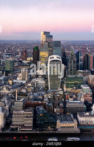 Vue sur la ville de Londres au coucher du soleil depuis le Shard, Londres, Royaume-Uni. Banque D'Images