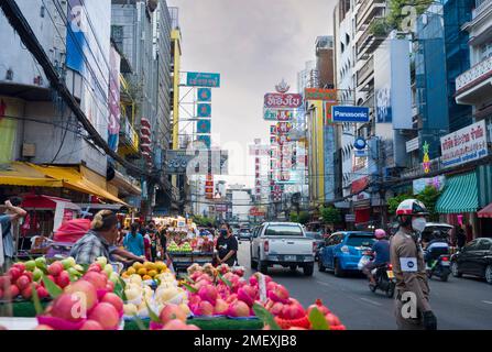 Bangkok, Thaïlande - 10 décembre 2022. Soirée à Chinatown, Yaowarat. Célèbre restaurant de rue à Bangkok. Lieu de divertissement pour les voyageurs de nuit. Banque D'Images