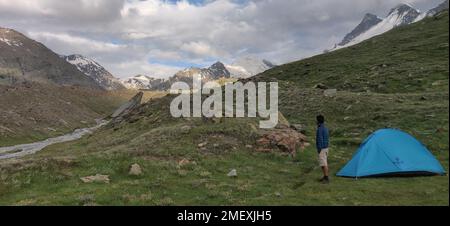 Himachal, Inde - 10 juillet 2022 : camping sauvage dans l'Himalaya. tente de camping parmi les montagnes de l'himalaya Banque D'Images