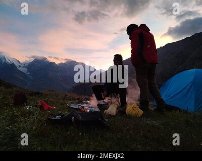 Himachal, Inde - 10 juillet 2022 : camping sauvage dans l'Himalaya. tente de camping parmi les montagnes de l'himalaya Banque D'Images