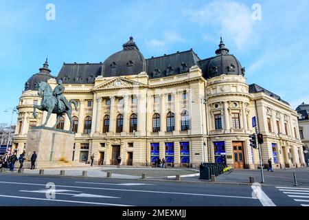 Bucarest, Roumanie, 2 janvier 2022 : Bibliothèque de l'Université Centrale (Biblioteca Centrala Universitara) et monument du Roi Carol I à Revolutiei Squar Banque D'Images