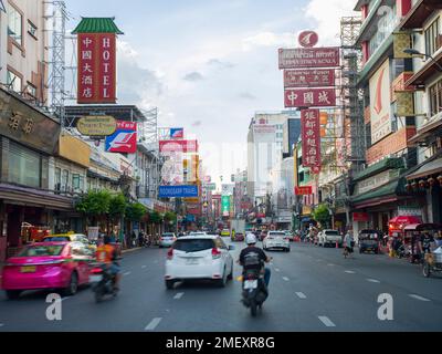 Bangkok, Thaïlande - 10 décembre 2022. Soirée à Chinatown, Yaowarat. Célèbre restaurant de rue à Bangkok. Lieu de divertissement pour les voyageurs de nuit. Banque D'Images