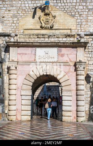 Porte ouest (porte de la mer), entrée principale de la vieille ville de Kotor au Monténégro Banque D'Images