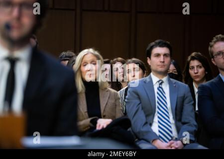 Washington, États-Unis. 24th janvier 2023. Les jeunes membres de l'audience écoutent les témoignages des derniers rangs lors d'une audience de la Commission judiciaire du Sénat sur la billetterie d'événements et le pouvoir de monopole de Live Nation aux États-Unis Capitole, à Washington, DC, le mardi, 24 janvier, 2023. (Graeme Sloan/Sipa USA) Credit: SIPA USA/Alay Live News Banque D'Images