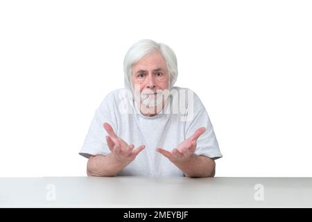 Plan horizontal d'un vieil homme aux cheveux blancs malheureux qui gestuelle. Se mettre en contact avec quelqu'un ou quelque chose. Arrière-plan blanc. Beaucoup d'espace de copie. Banque D'Images