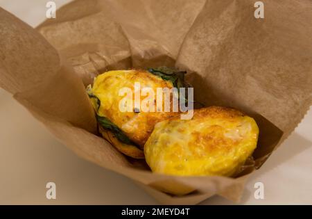 Mini-bouchées d'œufs avec fromage feta et épinards Banque D'Images