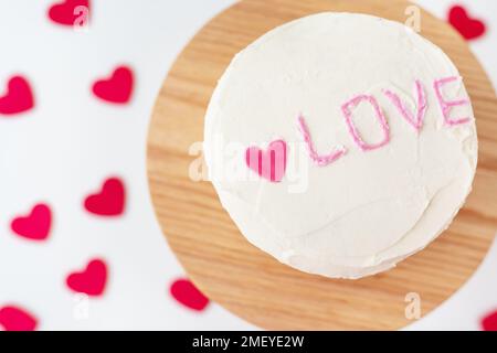 Gâteau Bento avec l'inscription Love and Hearts. Un petit gâteau coréen pour une personne. Un cadeau de dessert mignon pour un être cher pour n'importe quel séjour. Saint-Valentin Banque D'Images