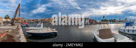 Panorama du port de Mèze dans le sud de la France, en Occitanie Banque D'Images