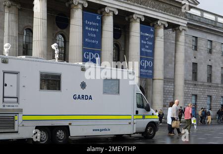 Le mobile Garda Van à O’Connell Street, Dublin, Irlande. Une présence semi-permanente en attendant l'ouverture d'une nouvelle station. Banque D'Images