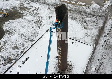 Detroit, Michigan, États-Unis. 23rd janvier 2023. Les travailleurs déchirent la cheminée de la centrale électrique de Continental Motors. C'est le dernier de plusieurs bâtiments à être démoli. L'usine a fabriqué des moteurs d'automobiles et d'aéronefs de 1912 à 1955, employant jusqu'à 8 000 travailleurs. Crédit : Jim West/Alay Live News Banque D'Images