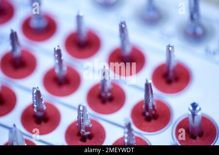 Outils de dentisterie rotative. Outils dentaires, pinces de différentes formes. exercice, dentiste, dentisterie, antécédents médicaux. Banque D'Images