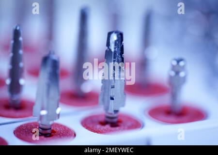 Outils de dentisterie rotative. Outils dentaires, pinces de différentes formes. exercice, dentiste, dentisterie, antécédents médicaux. Banque D'Images