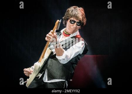 Jeff Beck joue de la guitare au Royal Albert Hall en 2022 Banque D'Images